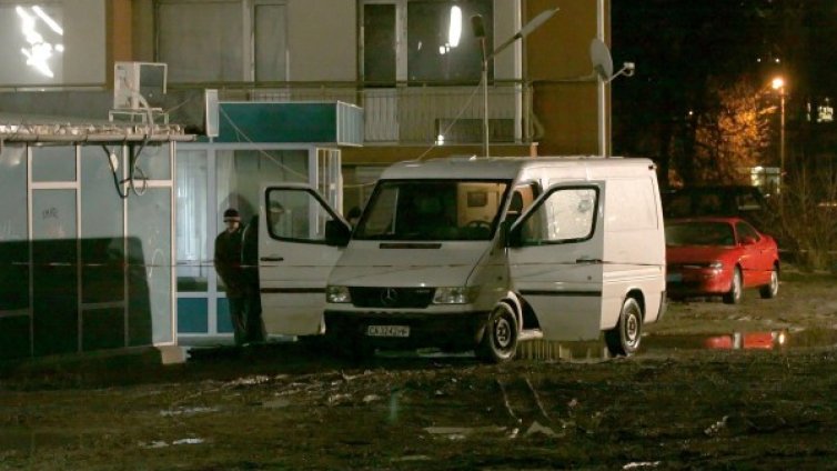 С автомат и чук са действали обирджиите на инкасото