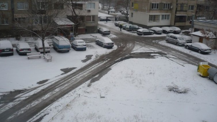 Снежни преспи затрупват Смолян, Кърджали и Хасково