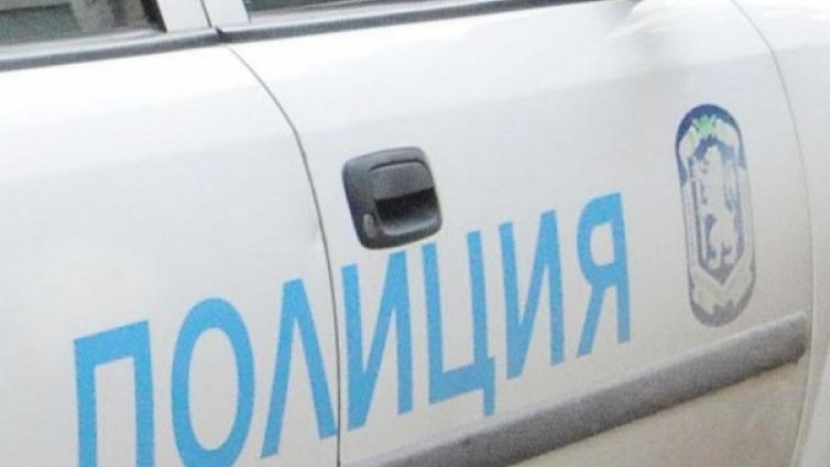 Полицаи откриха измръзнал мъж, заспал на пътя