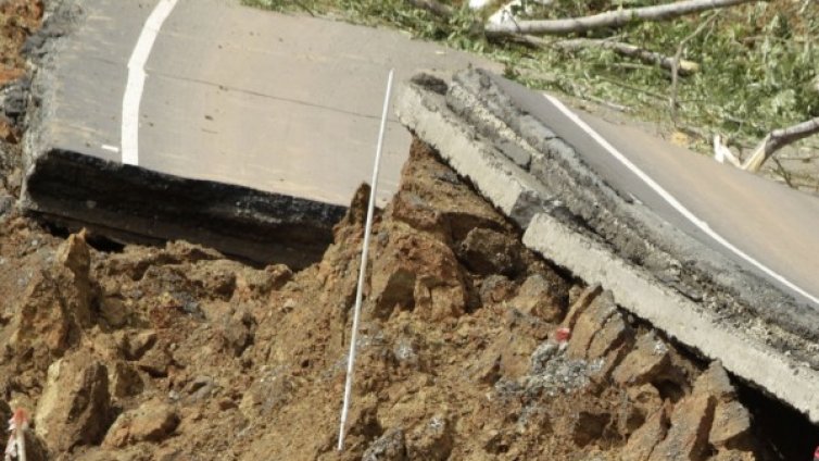 Седем души загинаха при свлачище в Турция