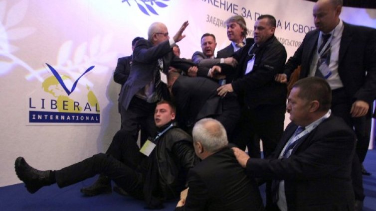 Парламентът осъди покушението над Доган 