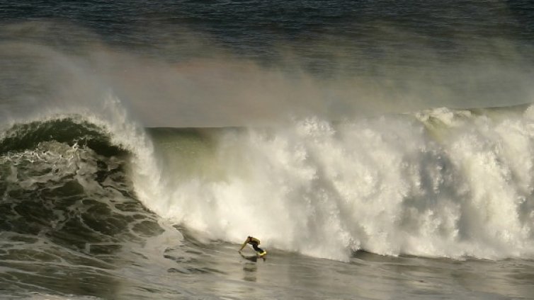 Световен рекорд: Сърфист яхна 30-метрова вълна 
