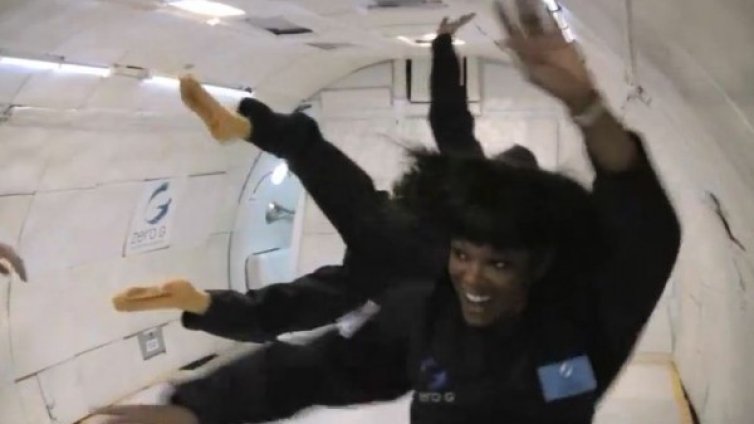 След иранската маймуна и порно звездите се запалиха по Космоса 