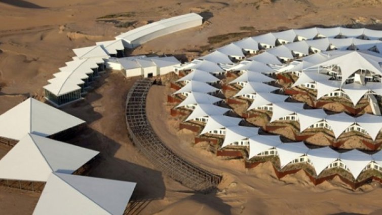 Като кораб сред пясъчните дюни  