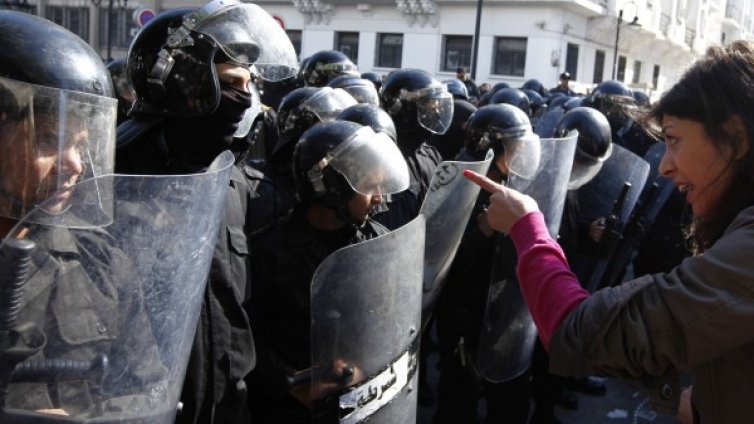 Правителството на Тунис се разпуска след смъртта на опозиционер