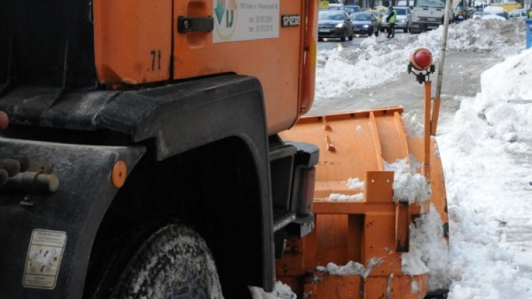 Над 180 машини чистят снега в София