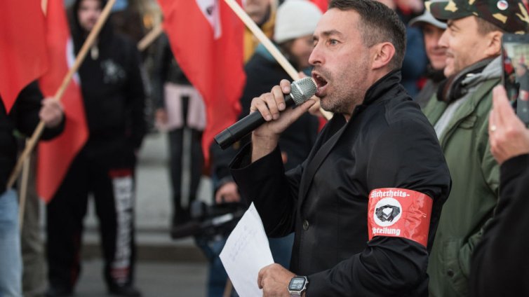 Брадат неонацист в Германия си смени пола, стана жена, за да го изпратят в женски затвор 