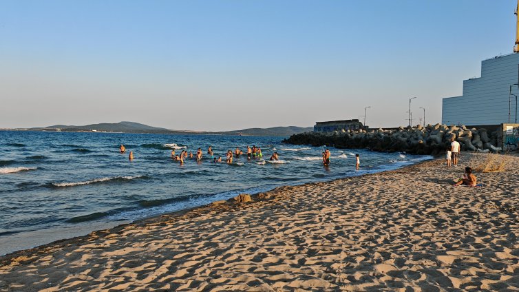 Появи се мелтем по морето, туристите да внимават