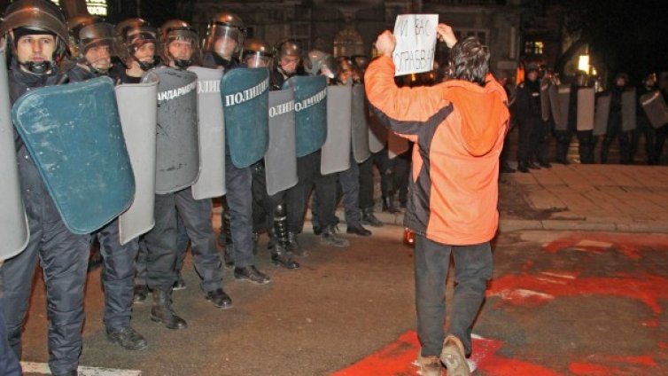 Футболни фенове във Варна били най-агресивни на протестите за тока 