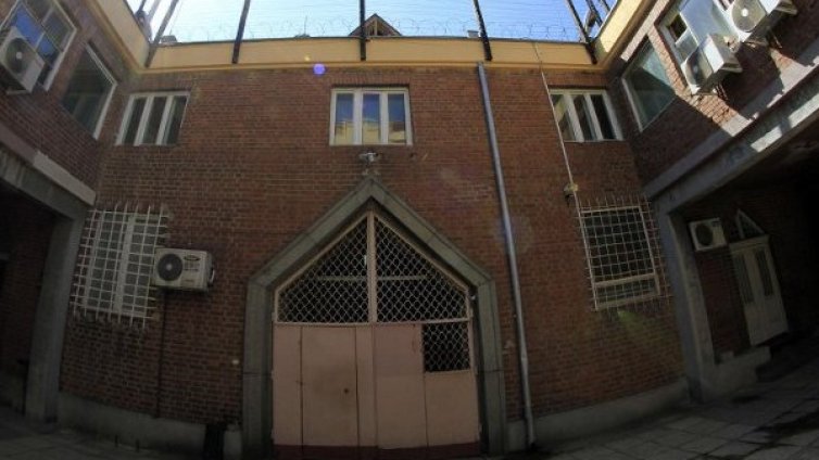 Закопчаха надзирател в затвора в Ловеч, вкарвaл GSM-и зад решетките
