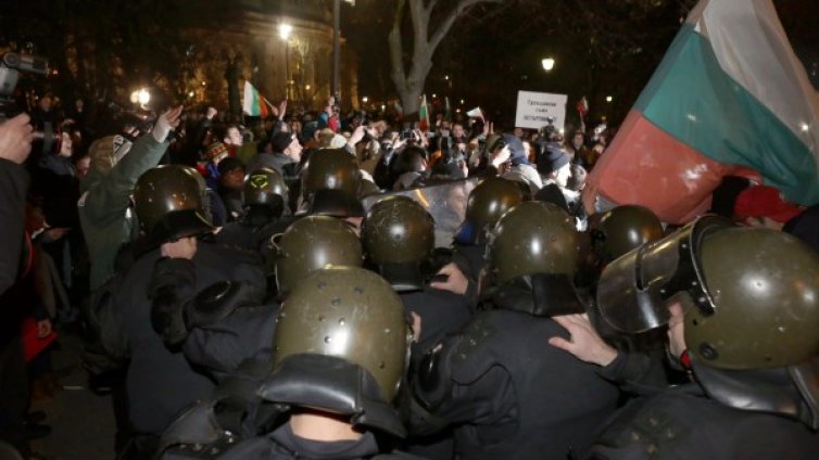 Протестиращи блокираха центъра на София*