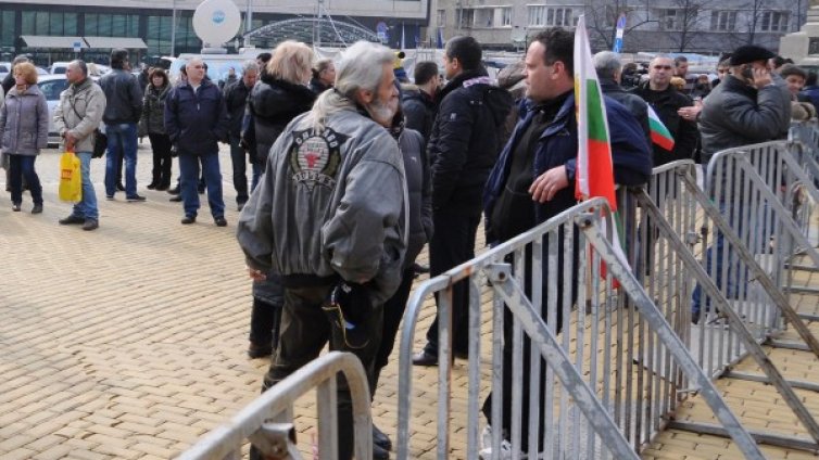 "Бойко, Бойко! Ние сме с теб!", скандират пред НС 