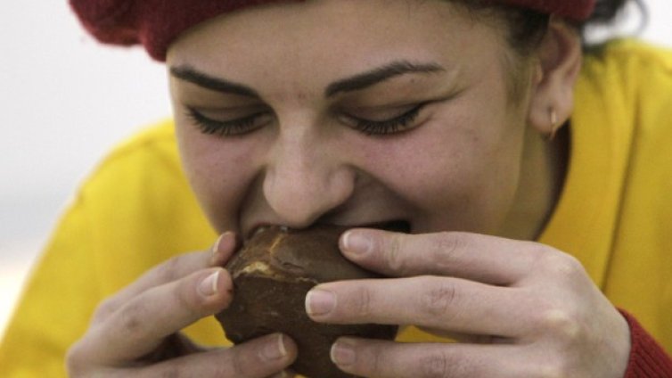 Консумацията на прясно мляко и сладко увеличава риска от акне