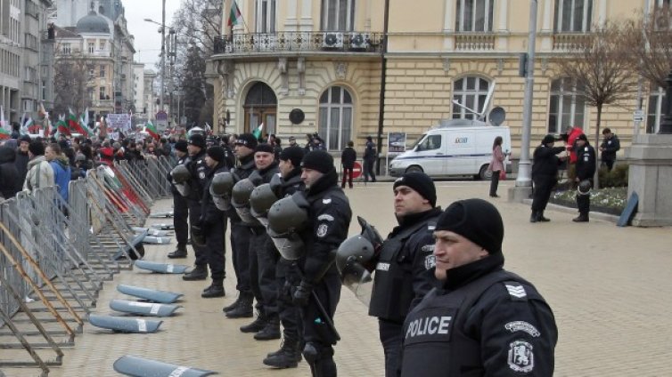 150 ентусиасти продължават да протестират 