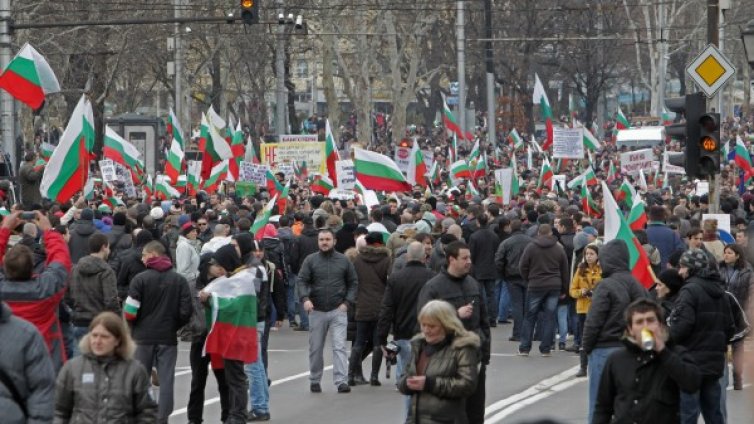  Протестите на улицата свалиха кабинета "Борисов"