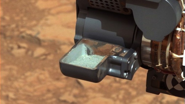 "Curiosity" анализира прах от марсианска скала