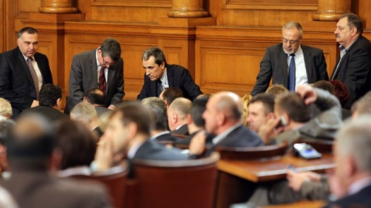 Спор в НС: Кой повече не работи?