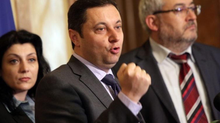 Отрязаха Яне за референдум за нова Конституция