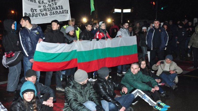 Македонският в. &bdquo;Дневник&ldquo;: Колата на Бойко тръгна надолу 