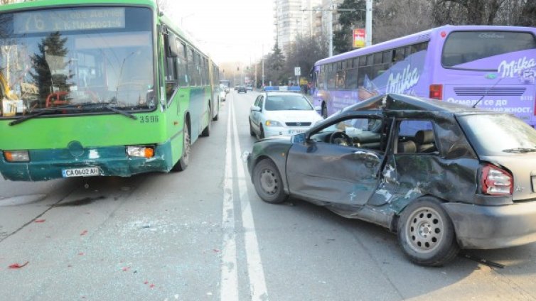Градски автобус смаза "Ауди" в столицата 