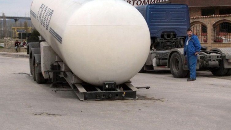 Тонове мляко се разляха при обръщане на цистерна 