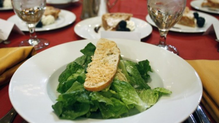 Хапвайте салата срещу предменструален синдром 