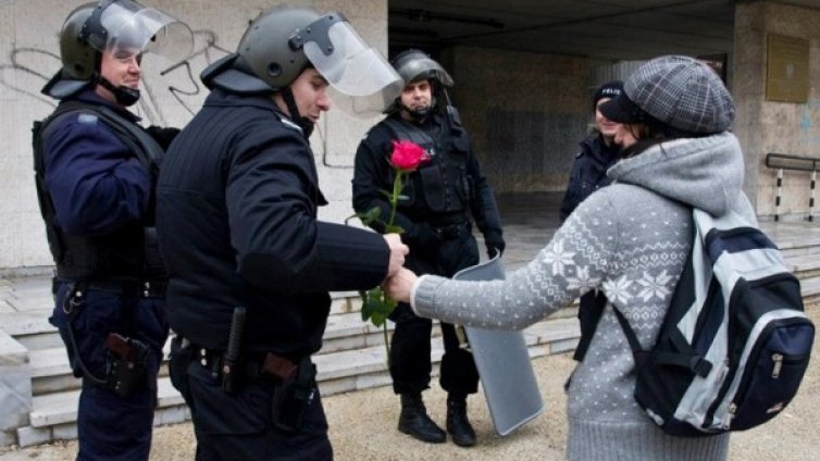 Цвете и прегръдка за полицията