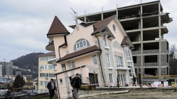 Сграда в Сочи се превърна в "кулата в Пиза"