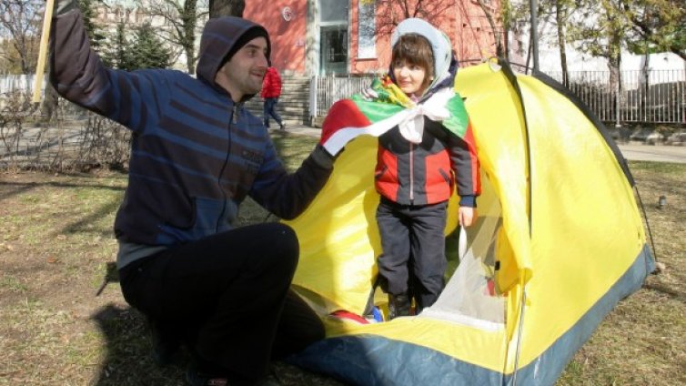 Протестиращи на къмпинг пред парламента