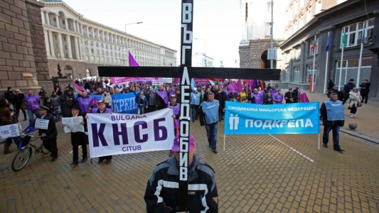 Въглища и викове пред ДКЕВР: Искаме хляб и работа!