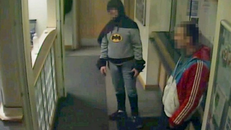 Британският Батман свали маската си