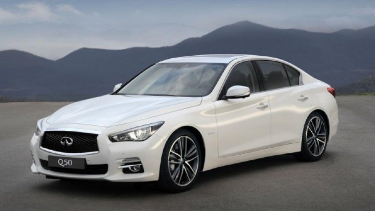 Infiniti показа Q50 с двигател на Mercedes-Benz