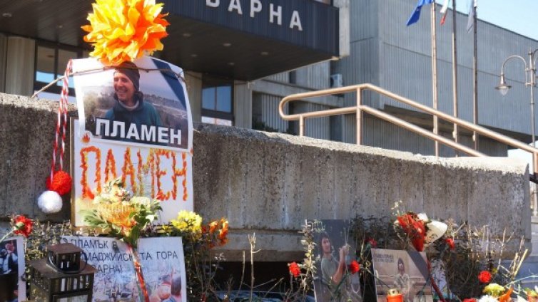 Бдения и траурни шествия за Пламен