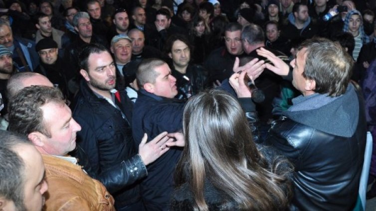 "Мафия" и "Оставка" скандират във Варна и Пловдив