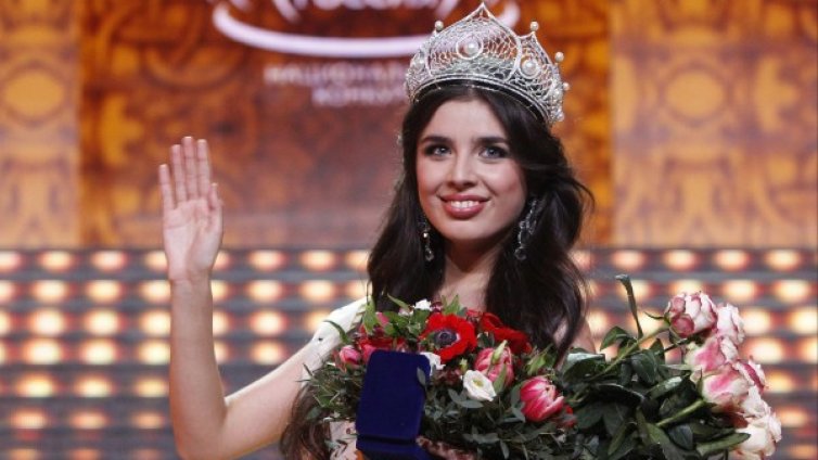 "Мис Русия" защити пънкарките от "Пуси райът"