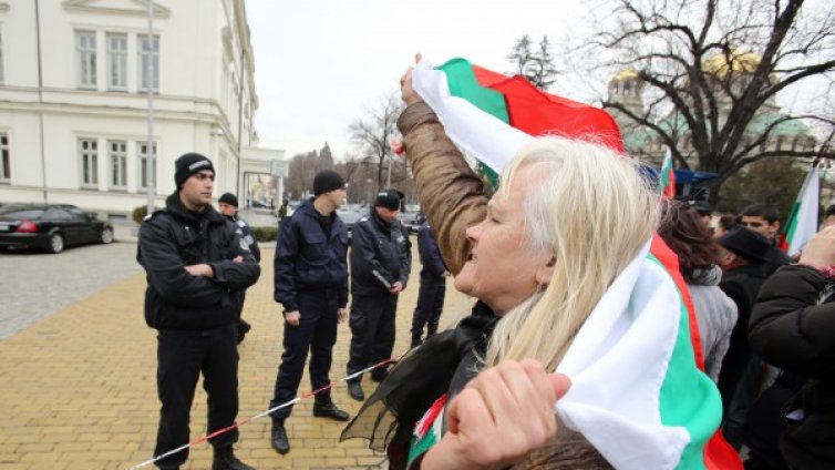 Протестиращи изпращат правителството с метли и лопати