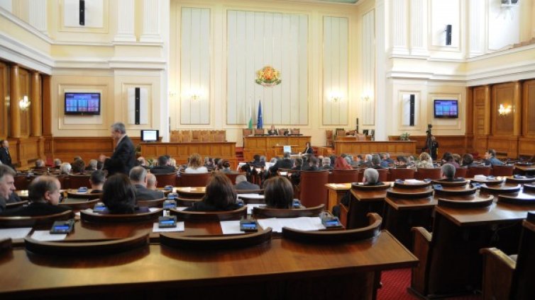 НС заседава за финал само час и половина 