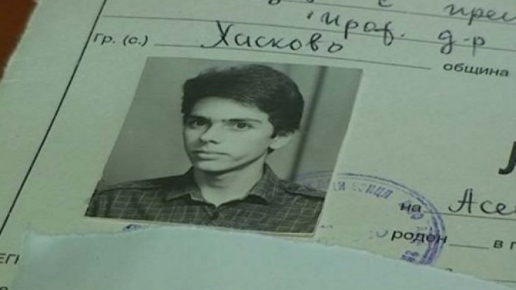 Пял в хора, отличник...всестранно развит, че и министър! 