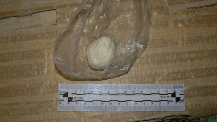 Семейство и семеен приятел правят бизнес с дрога