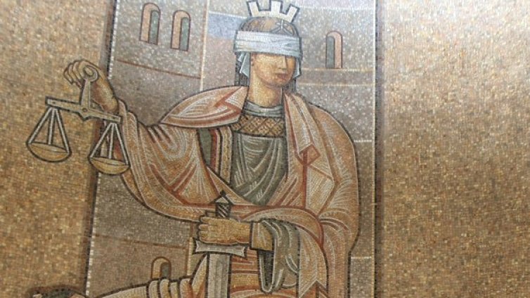 Пуснаха под парична гаранция тримата данъчни от Варна 