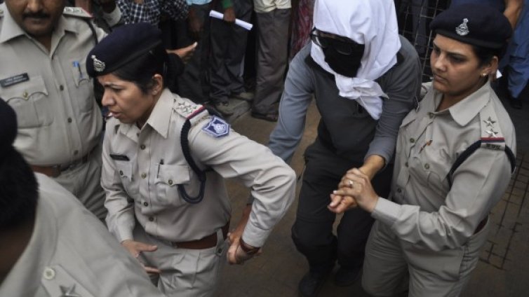 Задържаха петима за изнасилване на туристка в Индия