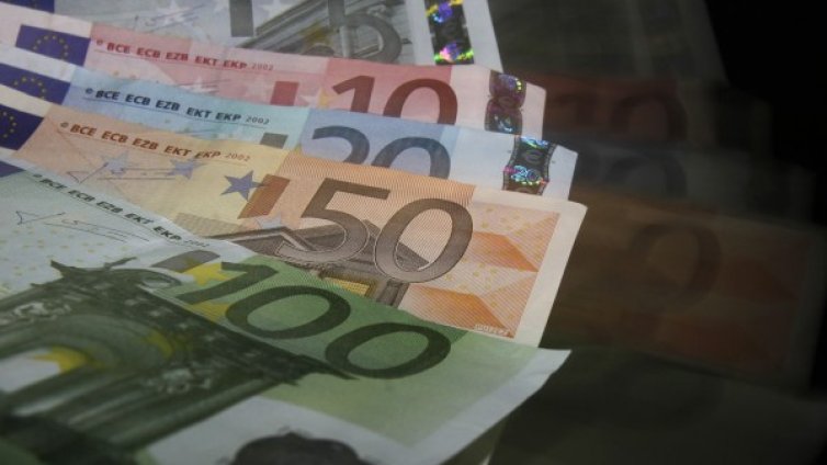 Мошеници източили 570 200 евро от чужда сметка 