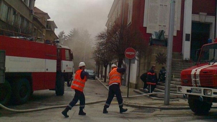 Военният клуб във Велико Търново пламна 