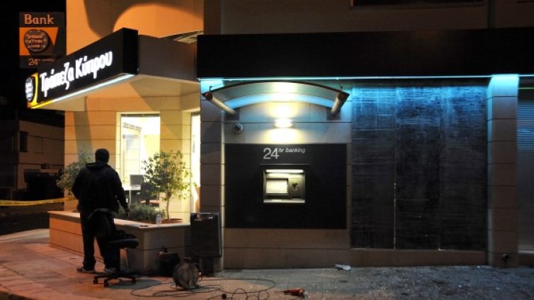 Брюксел "спасява" Кипър с  преговори, изнудвания и заплахи