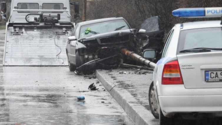 "Ауди" отсече електрически стълб след катастрофа в Бояна