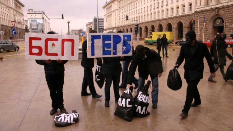 Маскирани "откраднаха изборите" пред ЦИК