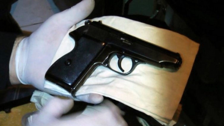 Заплашиха 15-годишно момиче с пистолет до гробищата