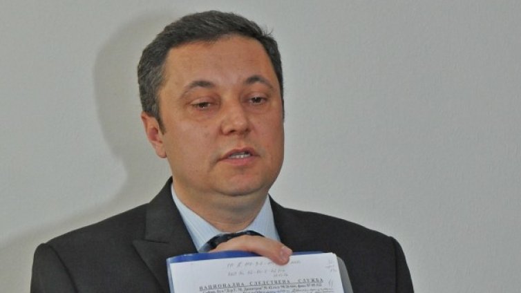 Мъже с черни шапки и очила идвали при Янев със СРС-та