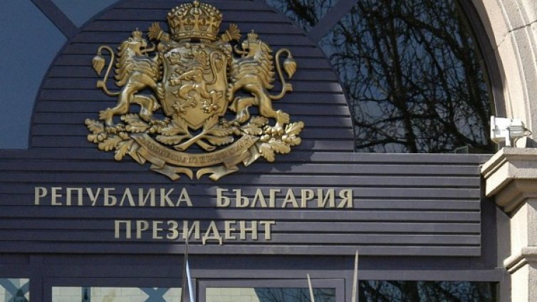 Президентът учи на конституционно право политици