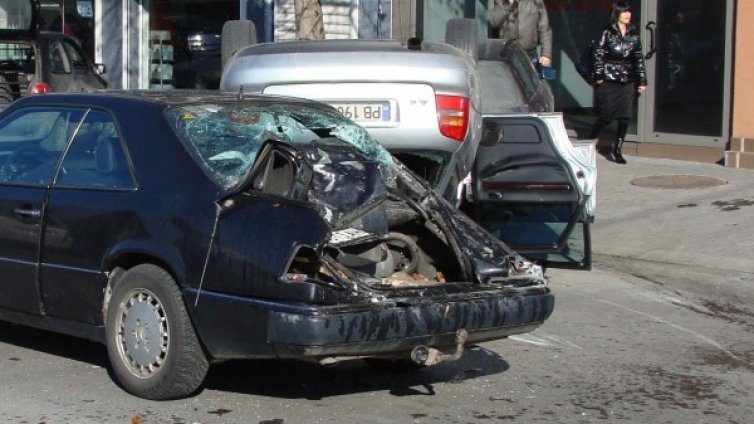 Двама души са загинали при катастрофи